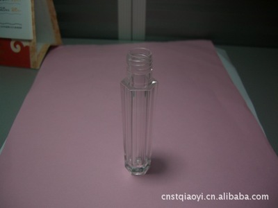 解密靓妆密码 六角纯AS料唇彩瓶的工业美学与市场价值